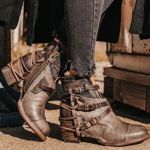 FREEBIRD BY STEVEN CRUE BOOTS WOMENS SZ 10 boho